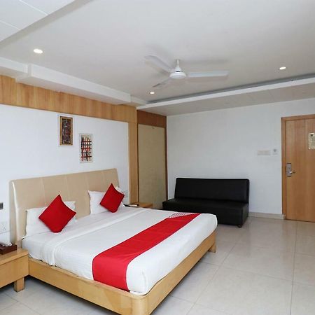 Oyo 5843 Hotel Yash Inn Mirzāpur Exteriör bild
