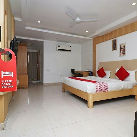 Oyo 5843 Hotel Yash Inn Mirzāpur Exteriör bild