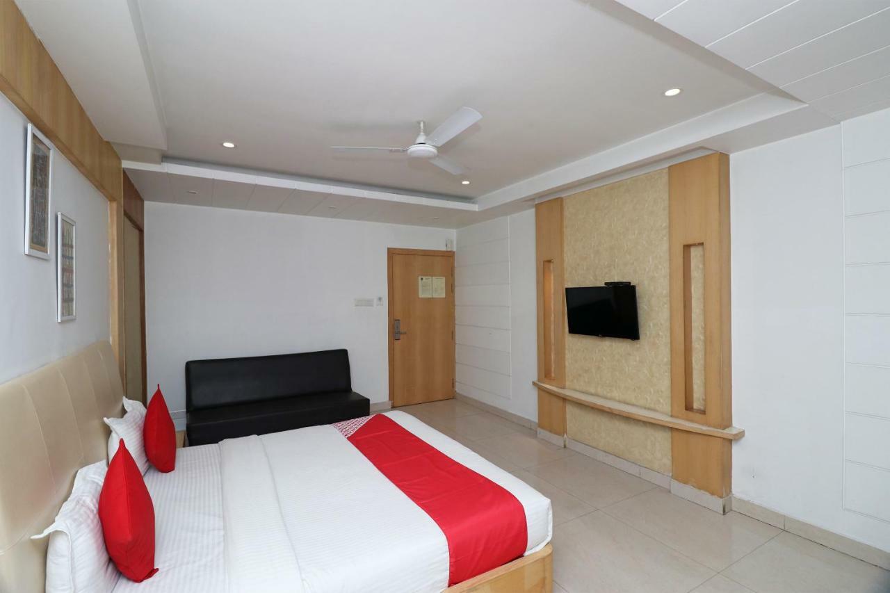 Oyo 5843 Hotel Yash Inn Mirzāpur Exteriör bild