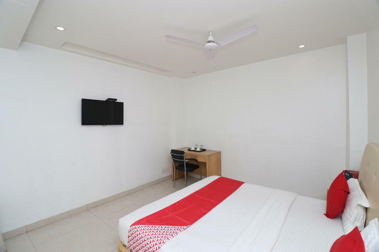 Oyo 5843 Hotel Yash Inn Mirzāpur Exteriör bild