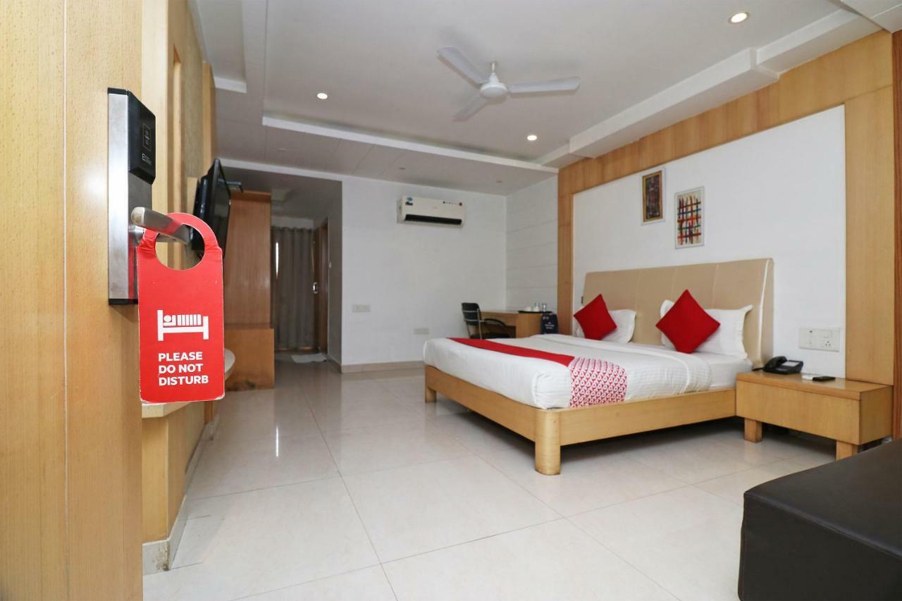 Oyo 5843 Hotel Yash Inn Mirzāpur Exteriör bild
