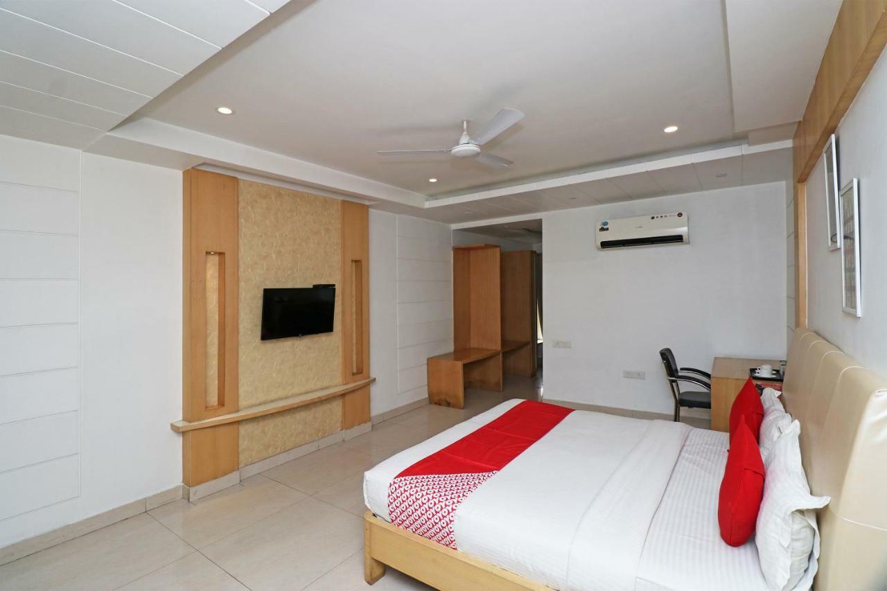 Oyo 5843 Hotel Yash Inn Mirzāpur Exteriör bild
