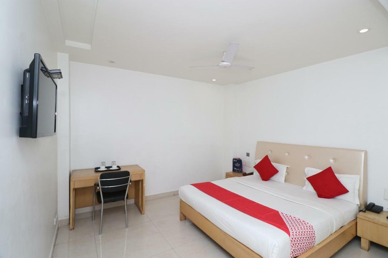 Oyo 5843 Hotel Yash Inn Mirzāpur Exteriör bild